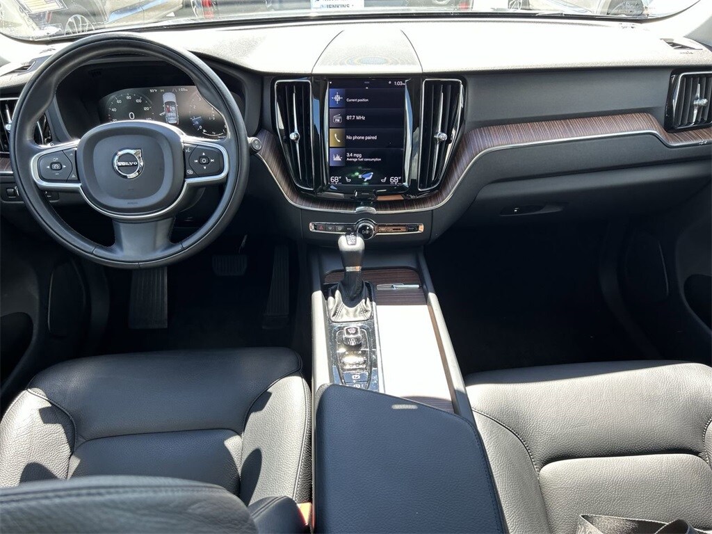2021 Volvo XC60 T5 Momentum photo 3