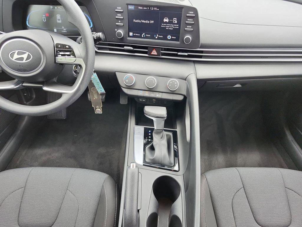 2024 Hyundai Elantra SE - Photo 17