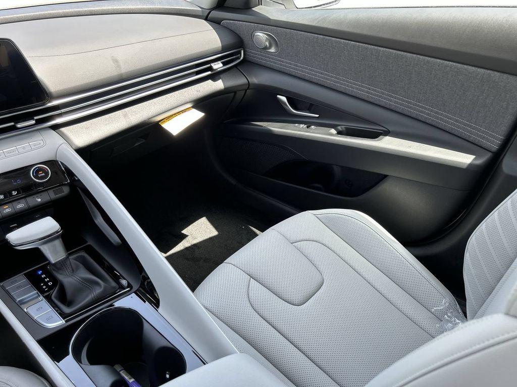 2025 Hyundai Elantra Limited - Photo 6