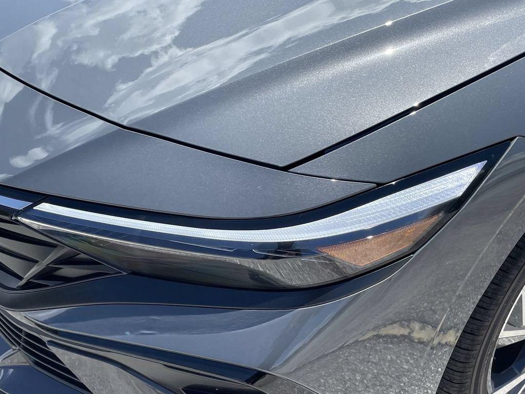 2025 Hyundai Elantra Limited - Photo 16