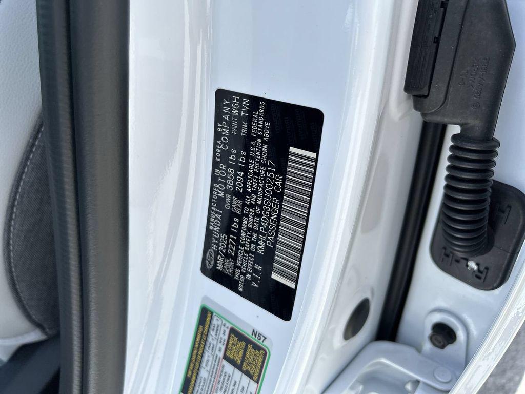 2025 Hyundai Elantra Limited - Photo 33