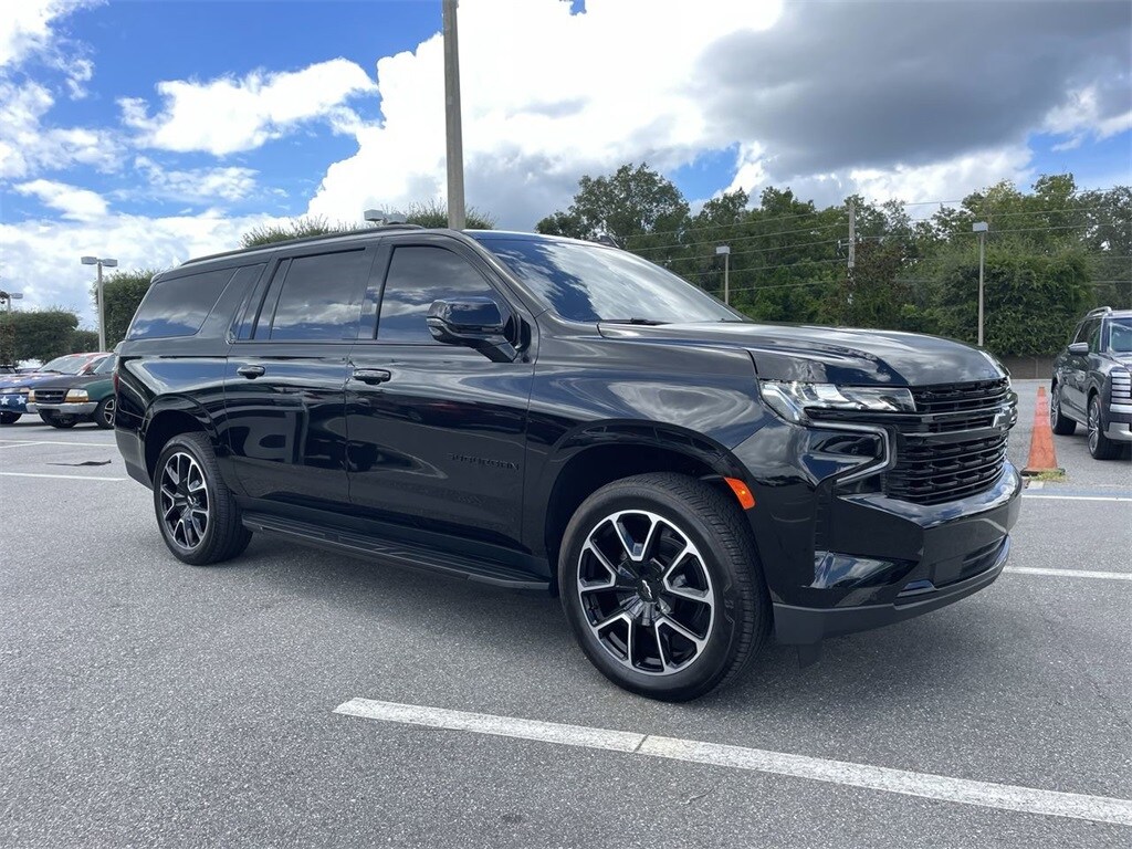 2023 Chevrolet Suburban RST photo 2