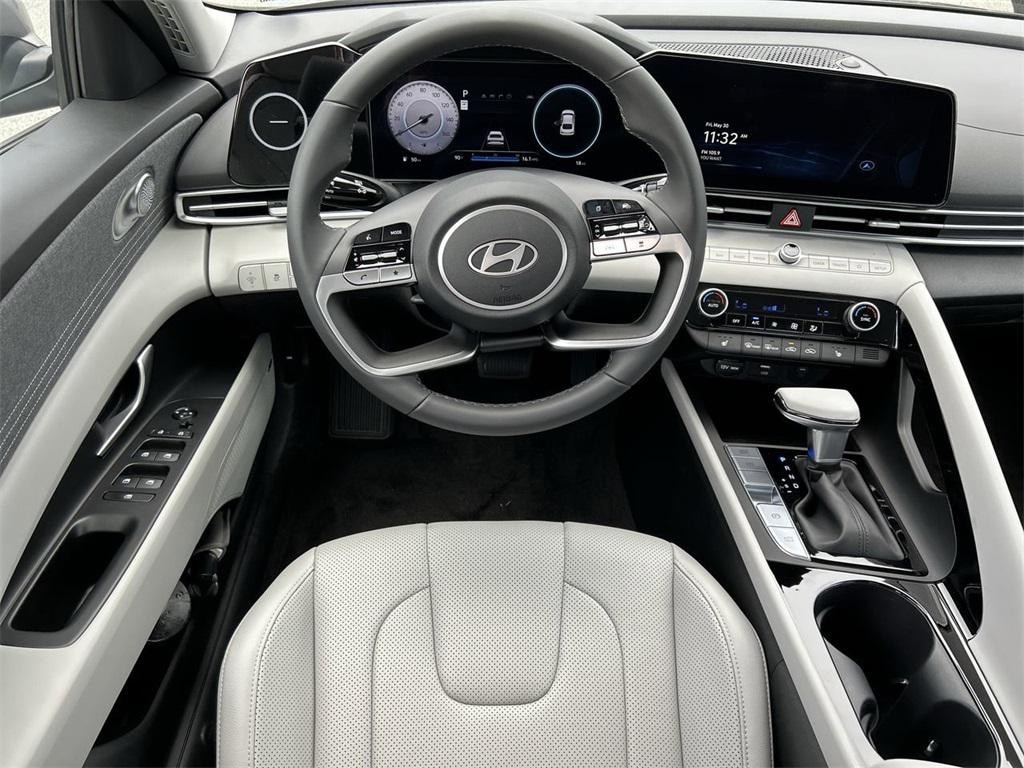 New 2025 Hyundai Elantra Limited Sedan