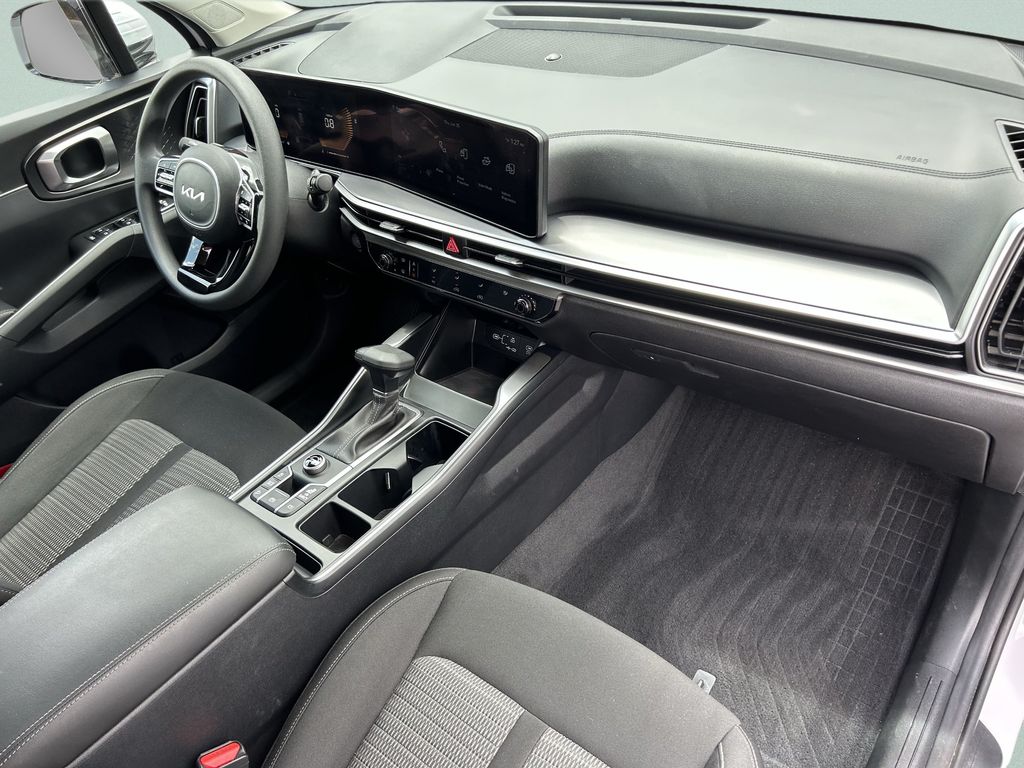 2024 Kia Sorento LX - Photo 17