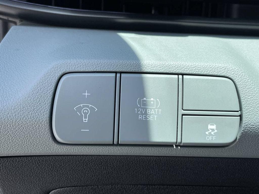 2025 Hyundai Elantra Limited - Photo 28