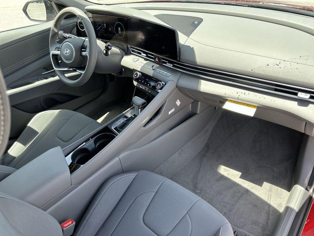 2025 Hyundai Elantra Blue - Photo 18