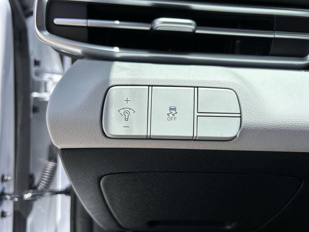 2025 Hyundai Elantra Limited - Photo 26