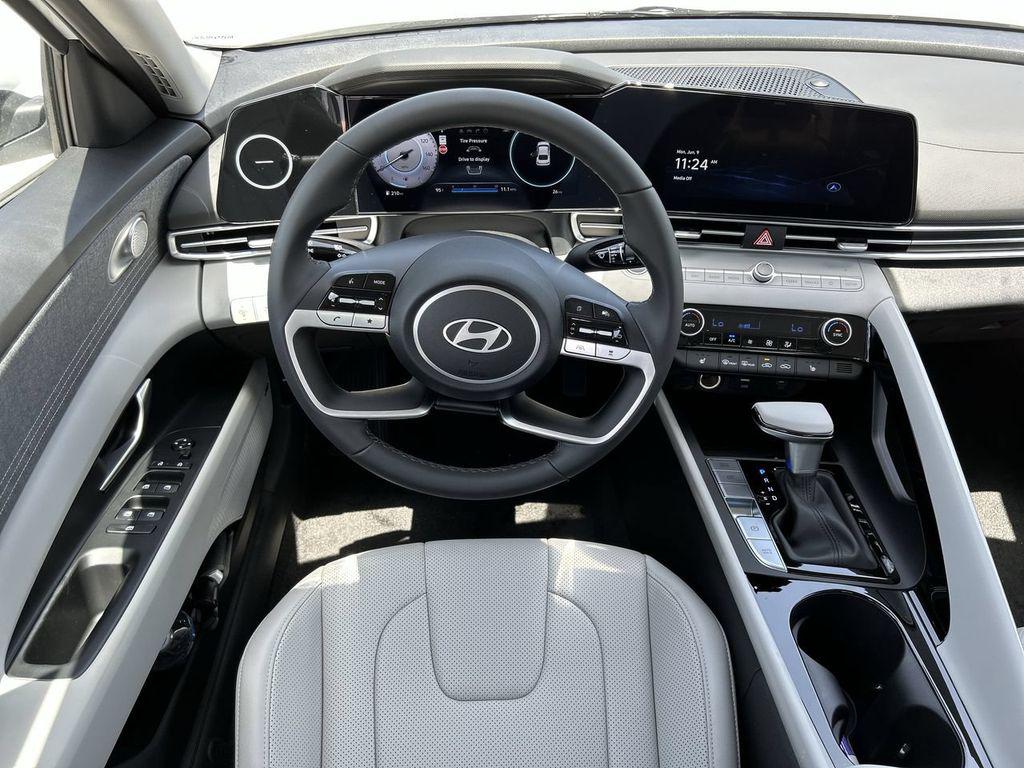 2025 Hyundai Elantra Limited - Photo 4