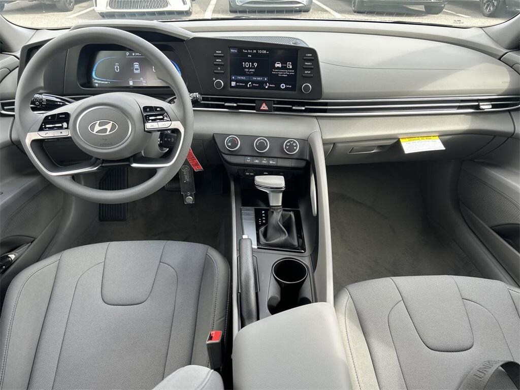 New 2025 Hyundai Elantra SE Sedan