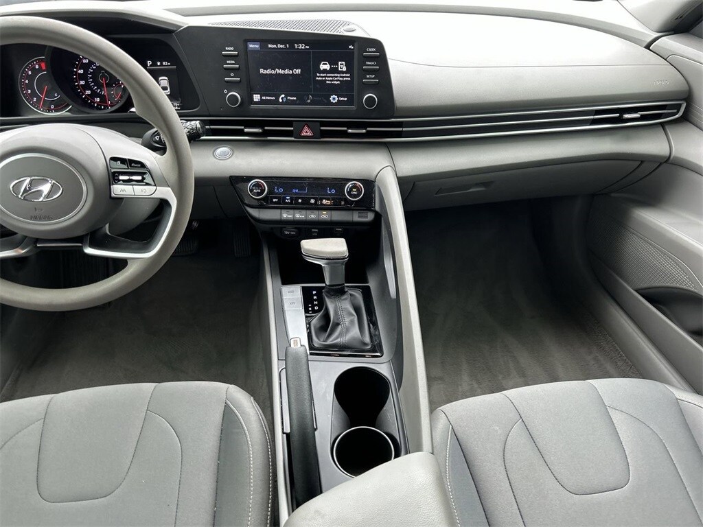 2021 Hyundai Elantra SEL photo 3