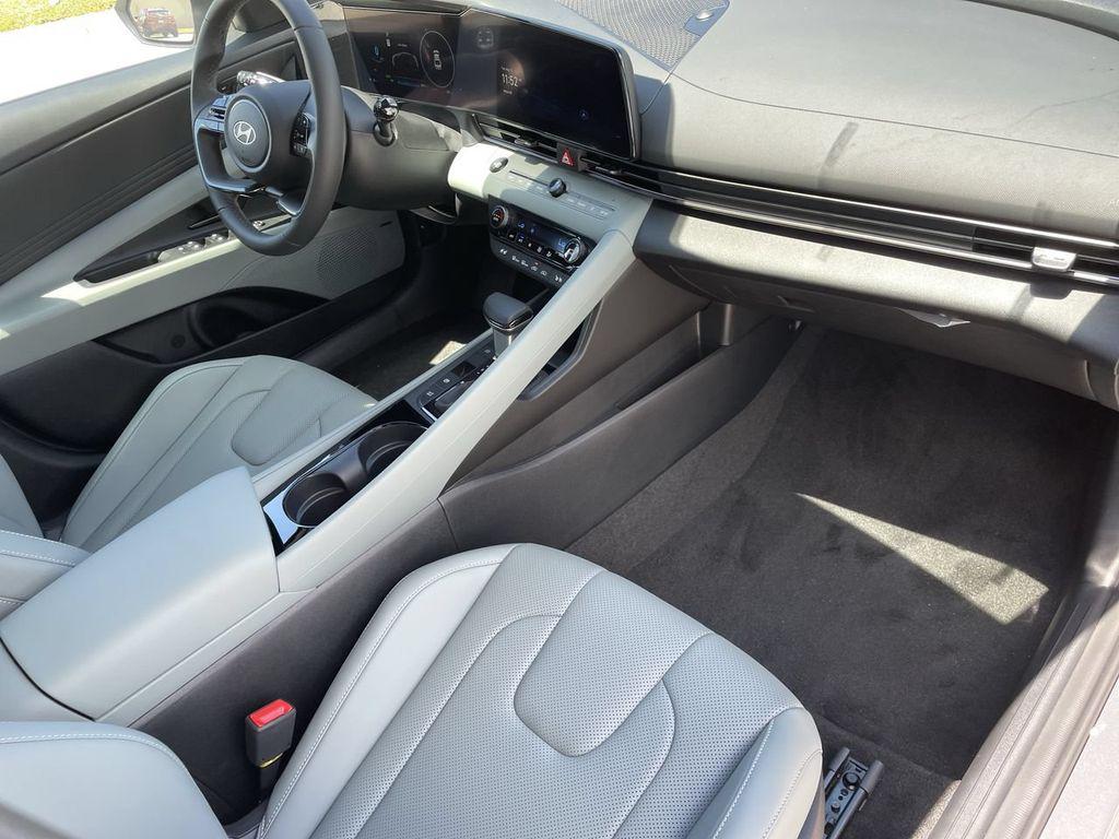 2025 Hyundai Elantra Limited - Photo 20