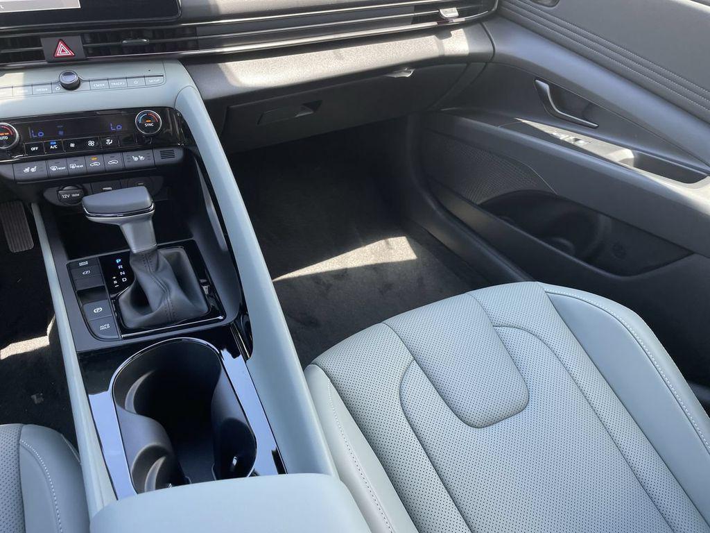2025 Hyundai Elantra Limited - Photo 6