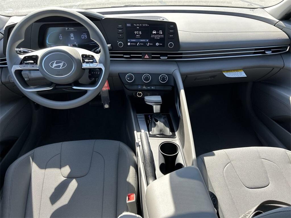 New 2025 Hyundai Elantra SE Sedan