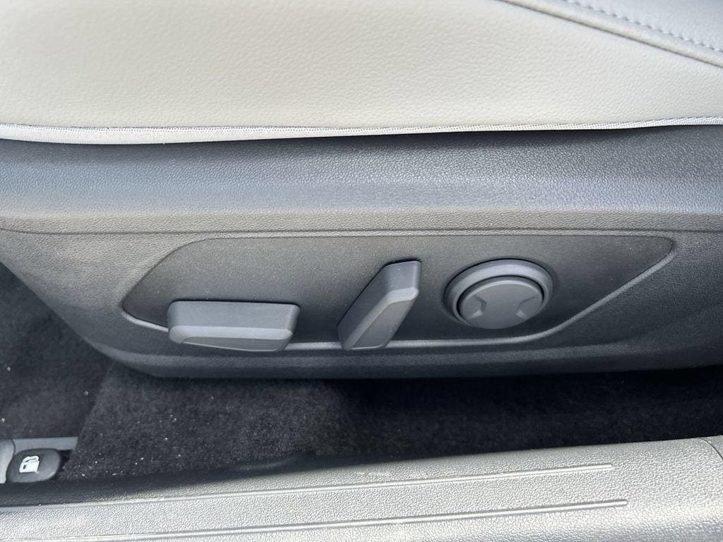 2025 Hyundai Elantra Limited - Photo 22