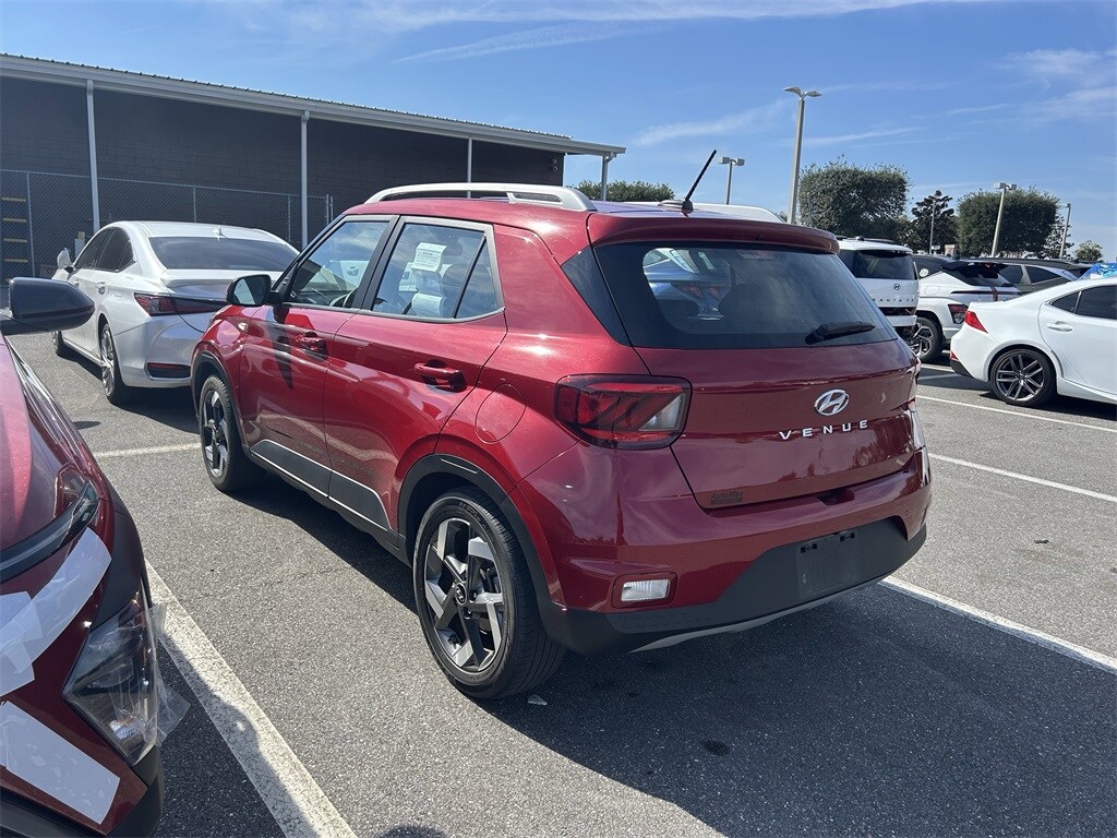 2023 Hyundai Venue SEL photo 2