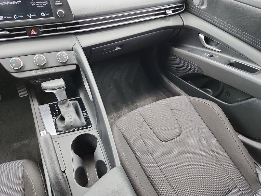 2024 Hyundai Elantra SE - Photo 18