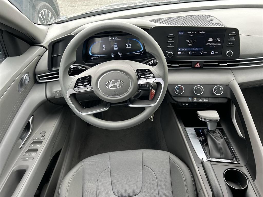 New 2025 Hyundai Elantra SE Sedan