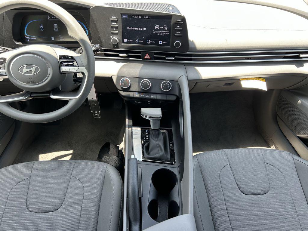 2025 Hyundai Elantra SE - Photo 18