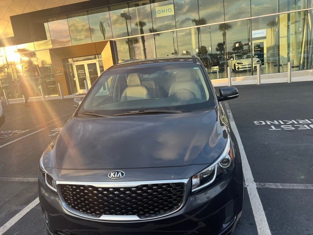 2015 Kia Sedona LX photo 2