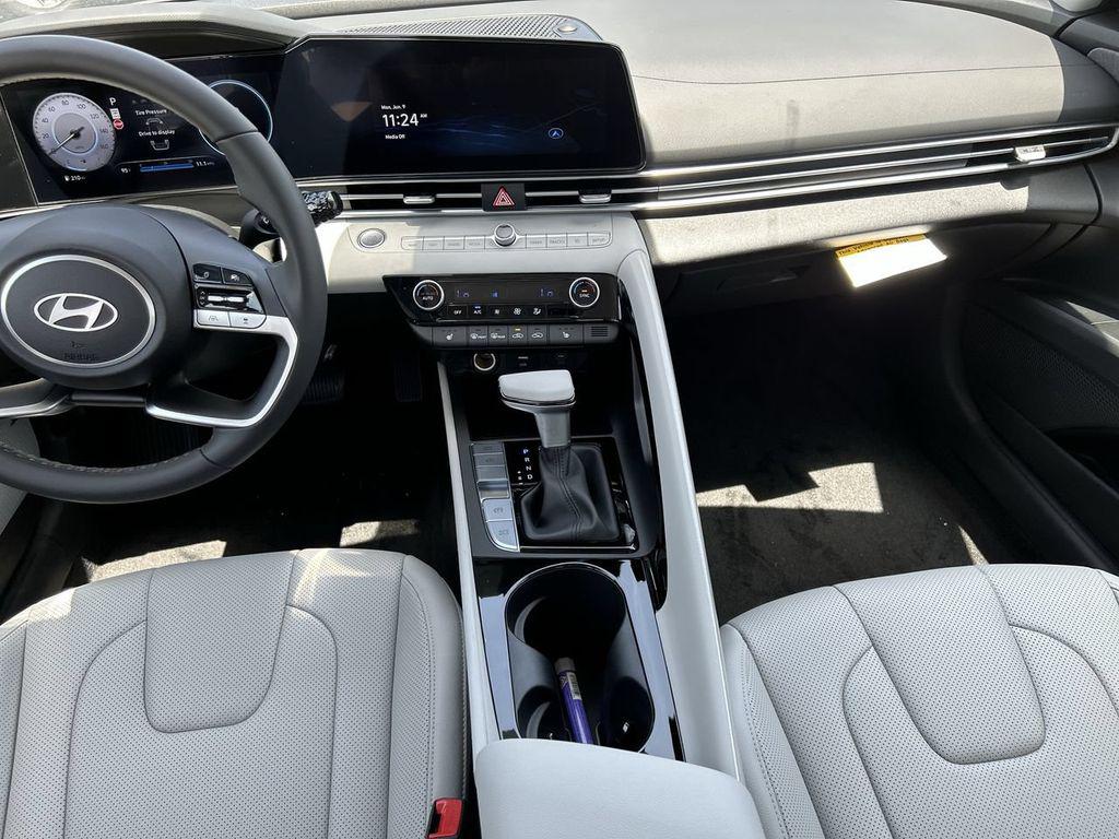 2025 Hyundai Elantra Limited - Photo 5