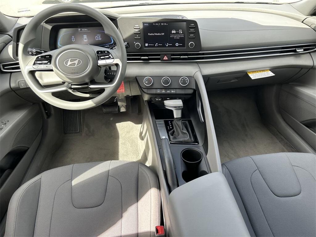 New 2025 Hyundai Elantra SE Sedan