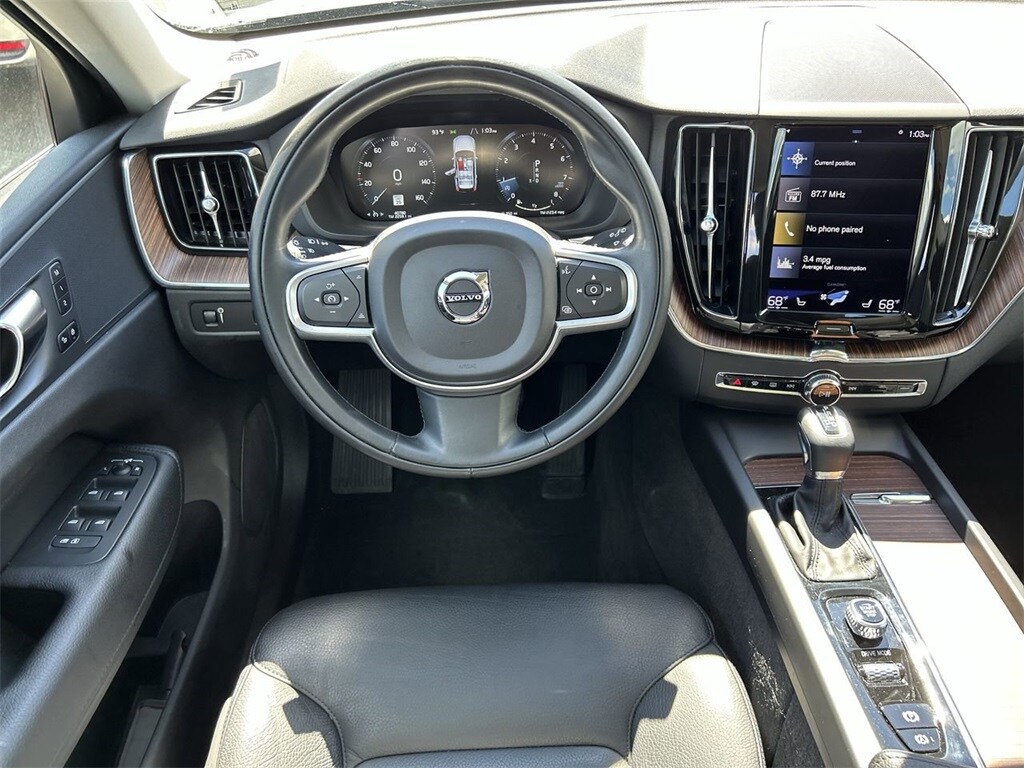 2021 Volvo XC60 T5 Momentum photo 4