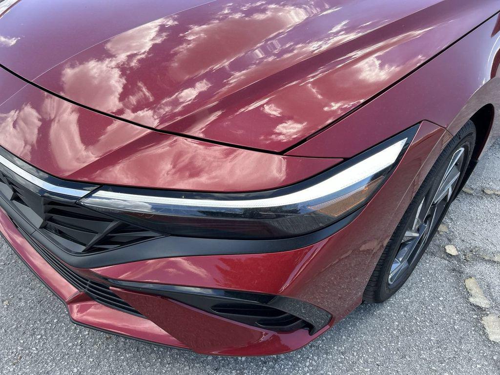 2025 Hyundai Elantra Limited - Photo 16