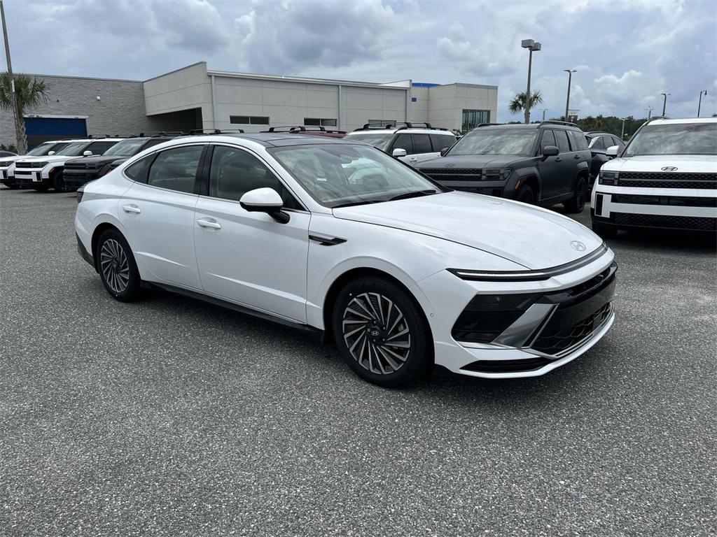 2025 Hyundai Sonata Hybrid Limited photo 2