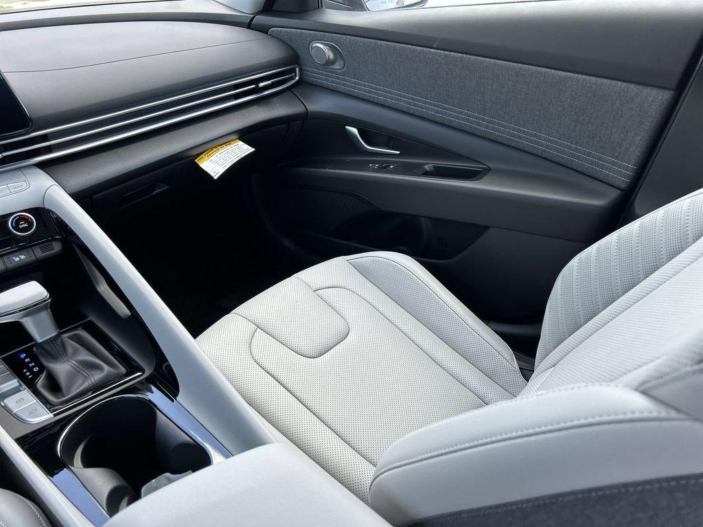 2025 Hyundai Elantra Limited - Photo 6