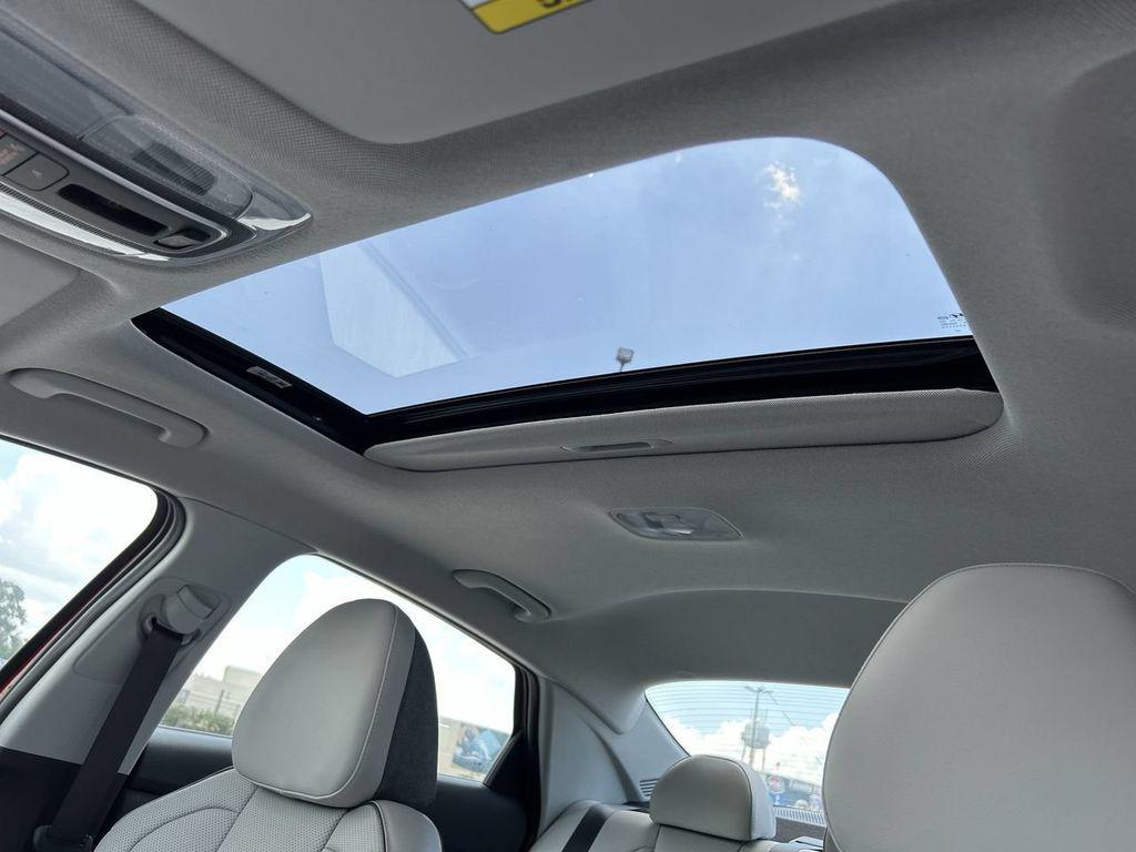 2025 Hyundai Elantra Limited - Photo 24