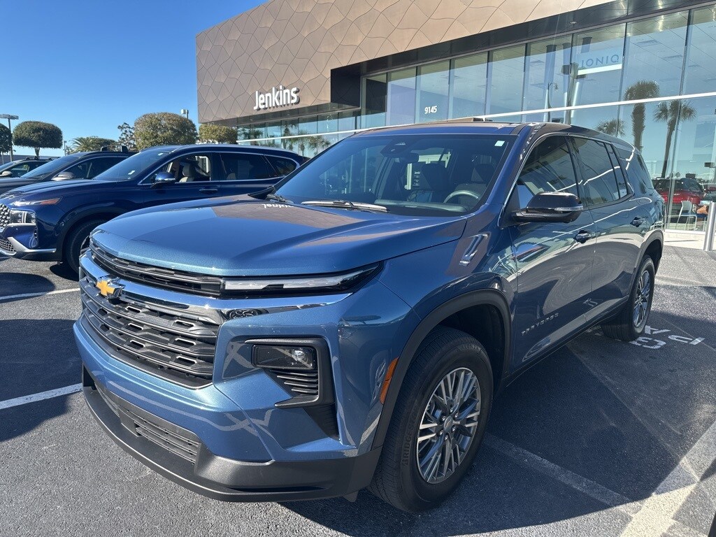 2024 Chevrolet Traverse LS photo 2