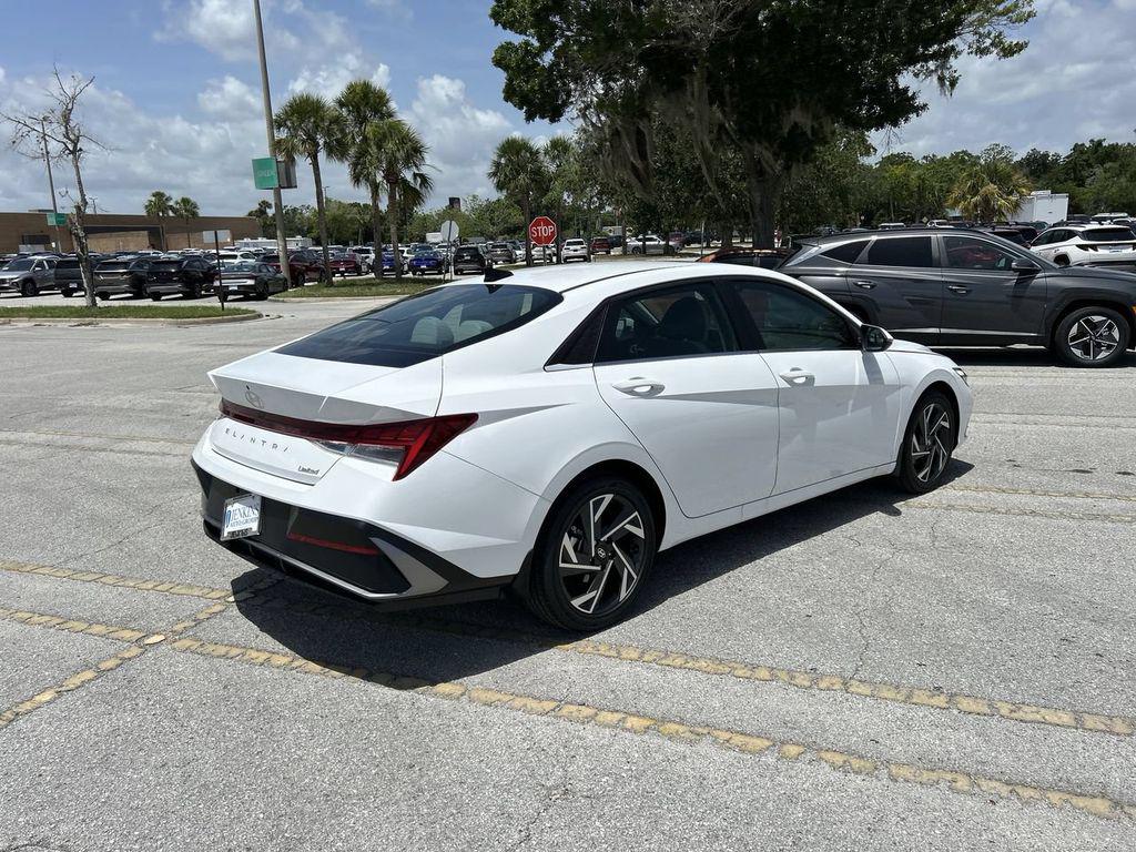 2025 Hyundai Elantra Limited - Photo 10