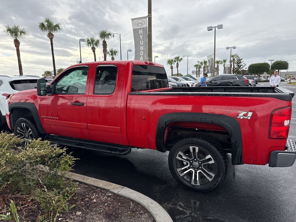 2007 Chevrolet Silverado 1500 LT photo 2