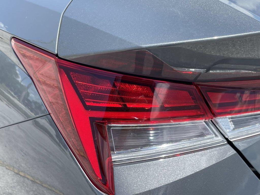 2025 Hyundai Elantra Limited - Photo 17