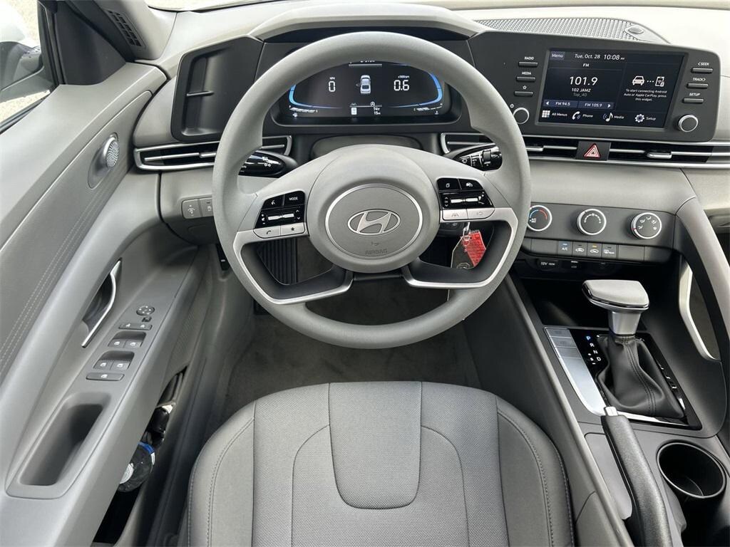 New 2025 Hyundai Elantra SE Sedan