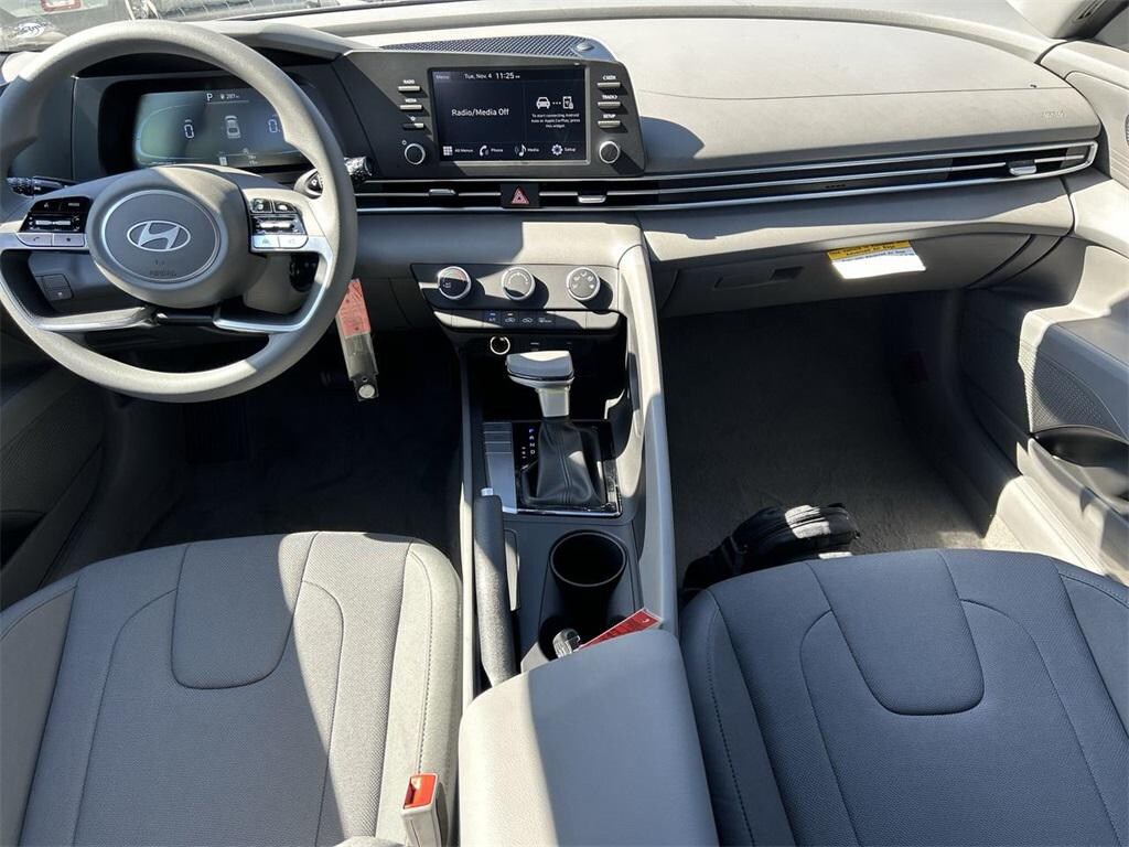 New 2025 Hyundai Elantra SE Sedan
