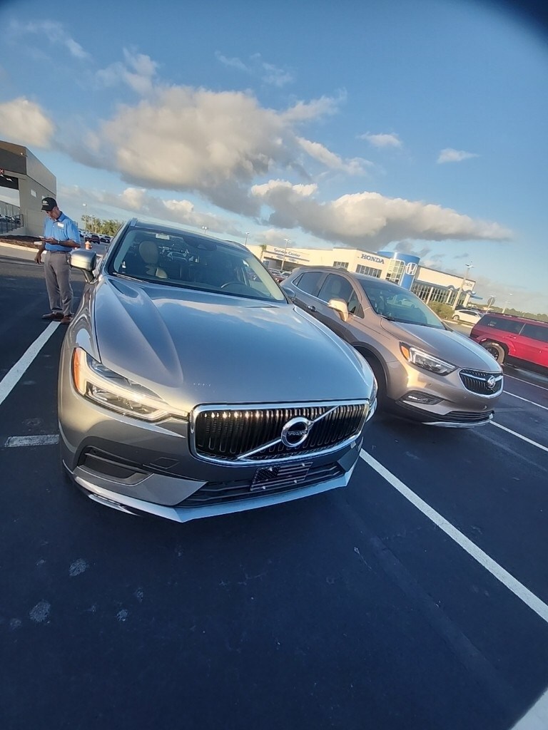 2021 Volvo XC60 T5 Momentum photo 2
