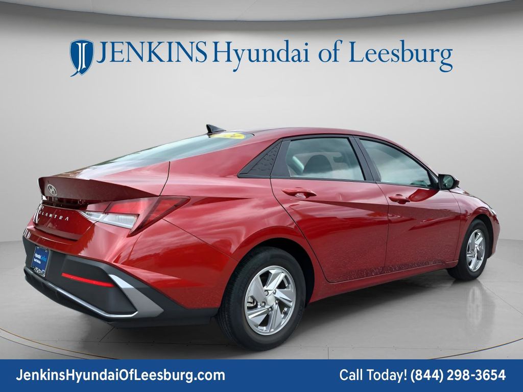 2024 Hyundai Elantra SE - Photo 3