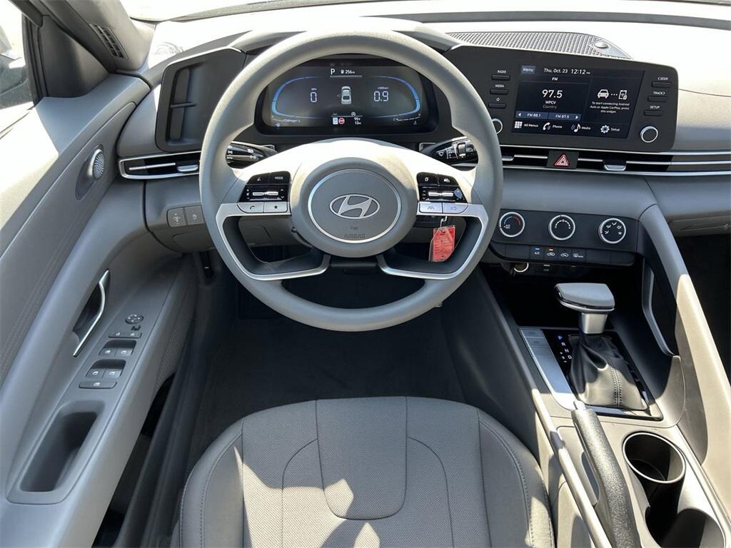New 2025 Hyundai Elantra SE Sedan