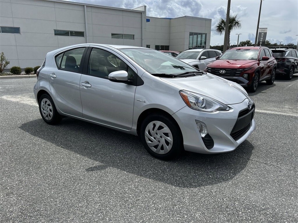2016 Toyota Prius C One photo 2