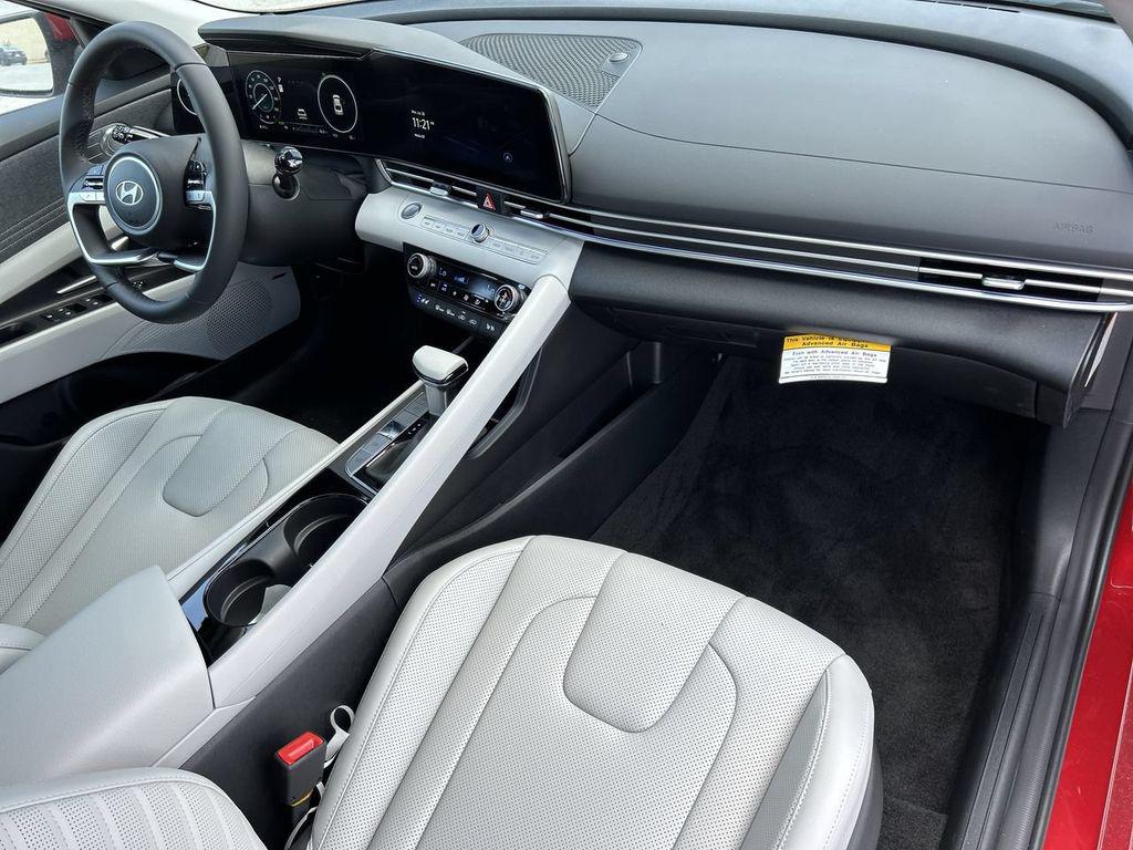 2025 Hyundai Elantra Limited - Photo 19