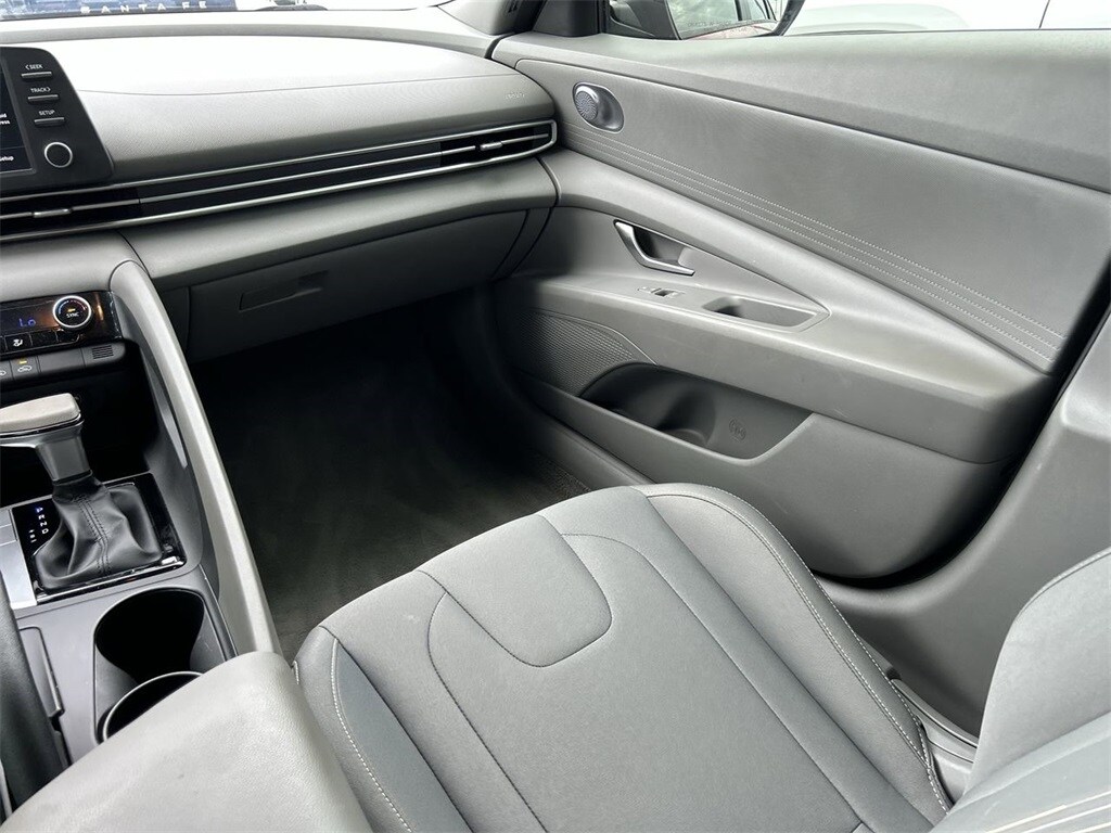 2021 Hyundai Elantra SEL photo 4
