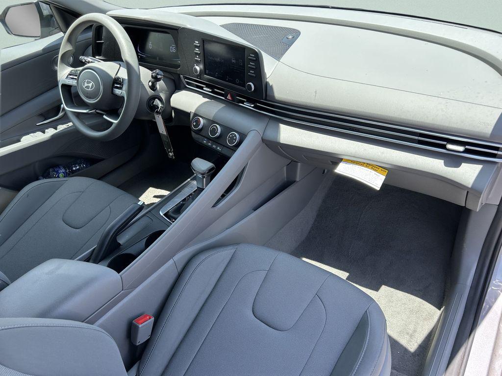 2025 Hyundai Elantra SE - Photo 13