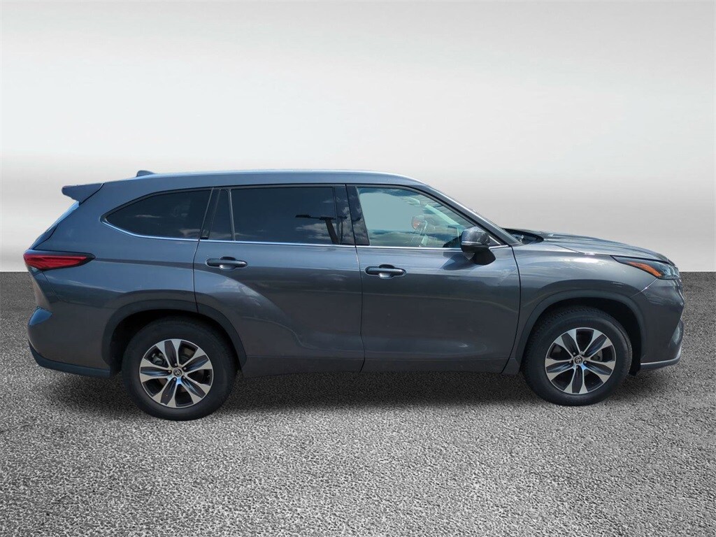 2022 Toyota Highlander XLE photo 3