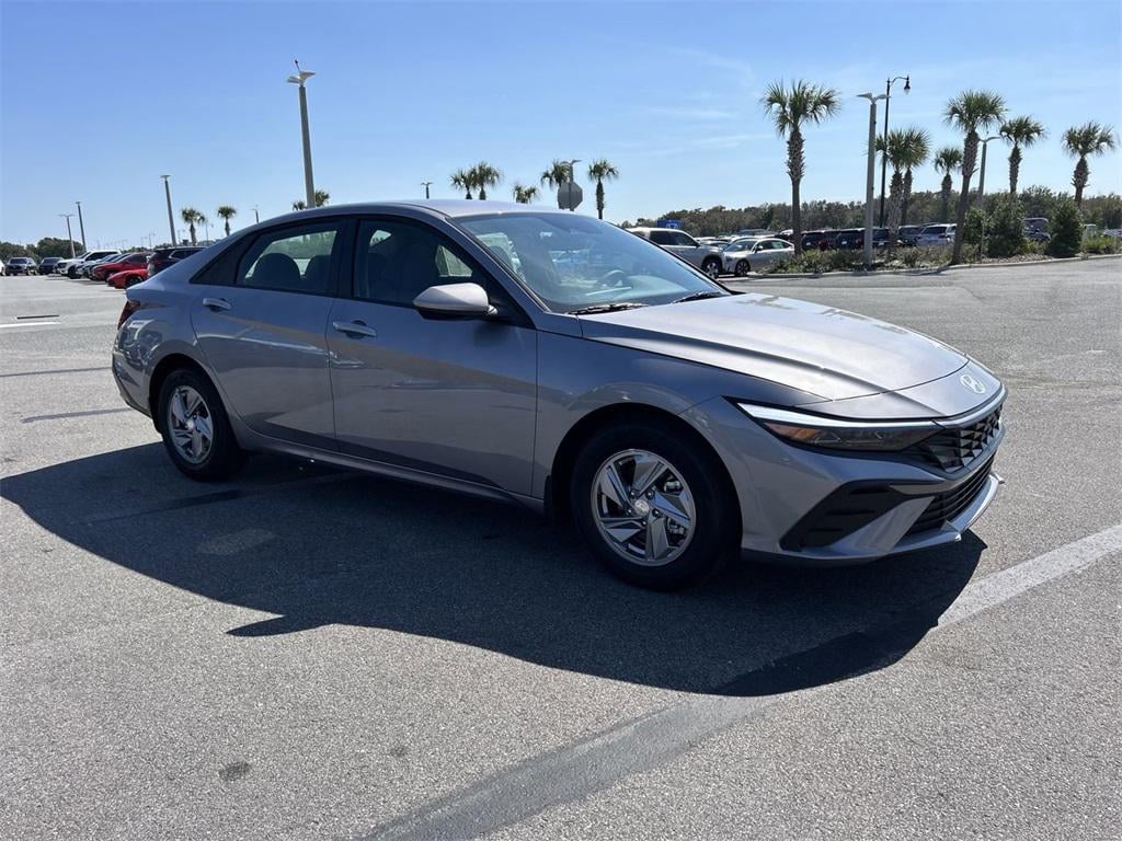 New 2025 Hyundai Elantra SE Sedan