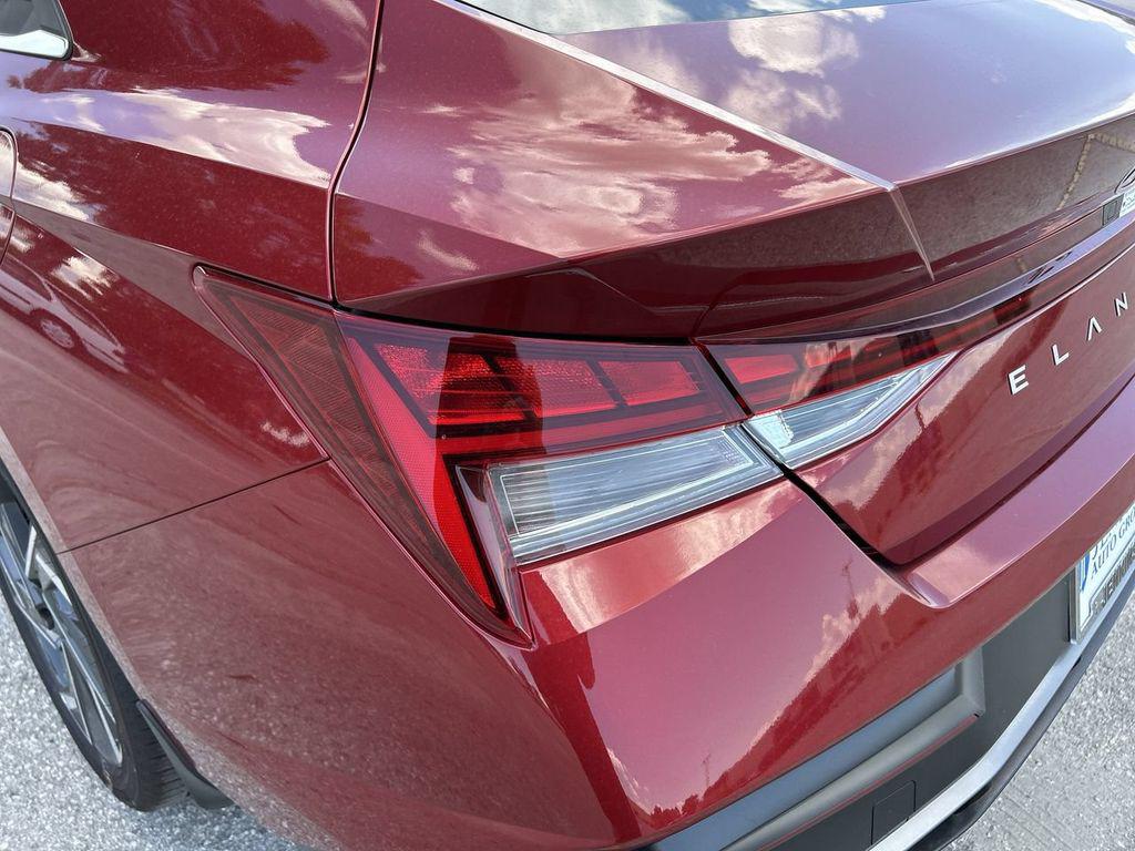 2025 Hyundai Elantra Limited - Photo 17