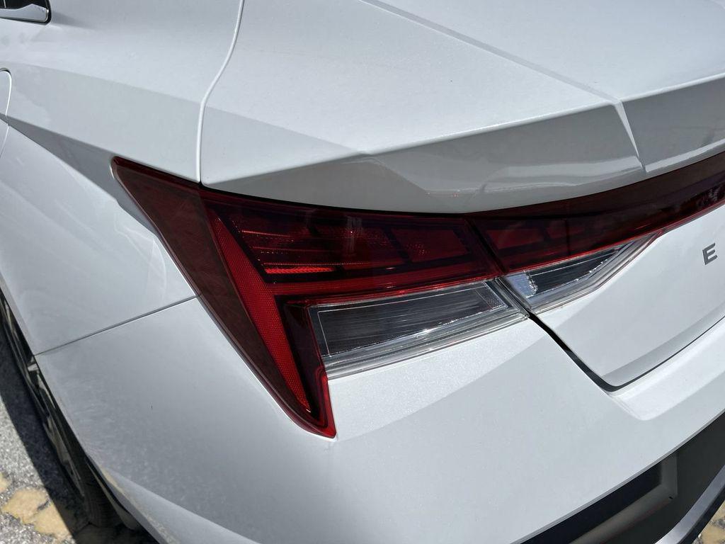 2025 Hyundai Elantra Limited - Photo 16