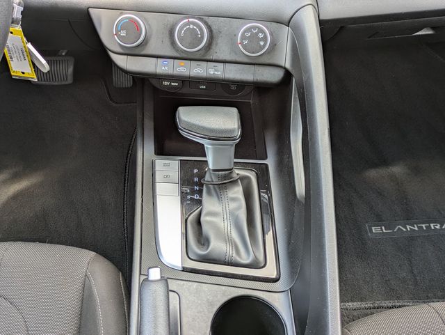 2025 Hyundai Elantra SE - Photo 17