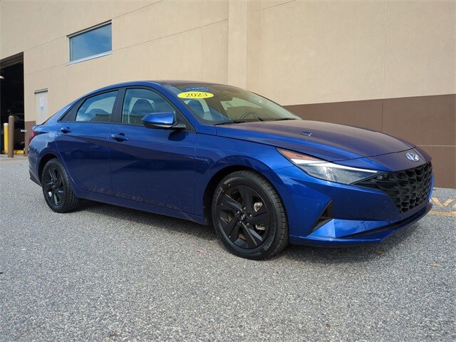 2023 Hyundai Elantra SEL photo 2