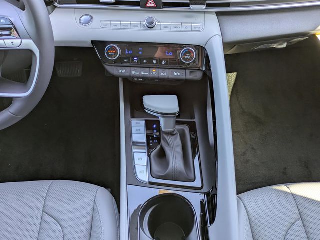 2025 Hyundai Elantra Limited - Photo 18
